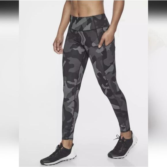 ATHLETA Camo Contender 7/8 Tight In Black / Gray Leggings Size Medium - Picture 3 of 6